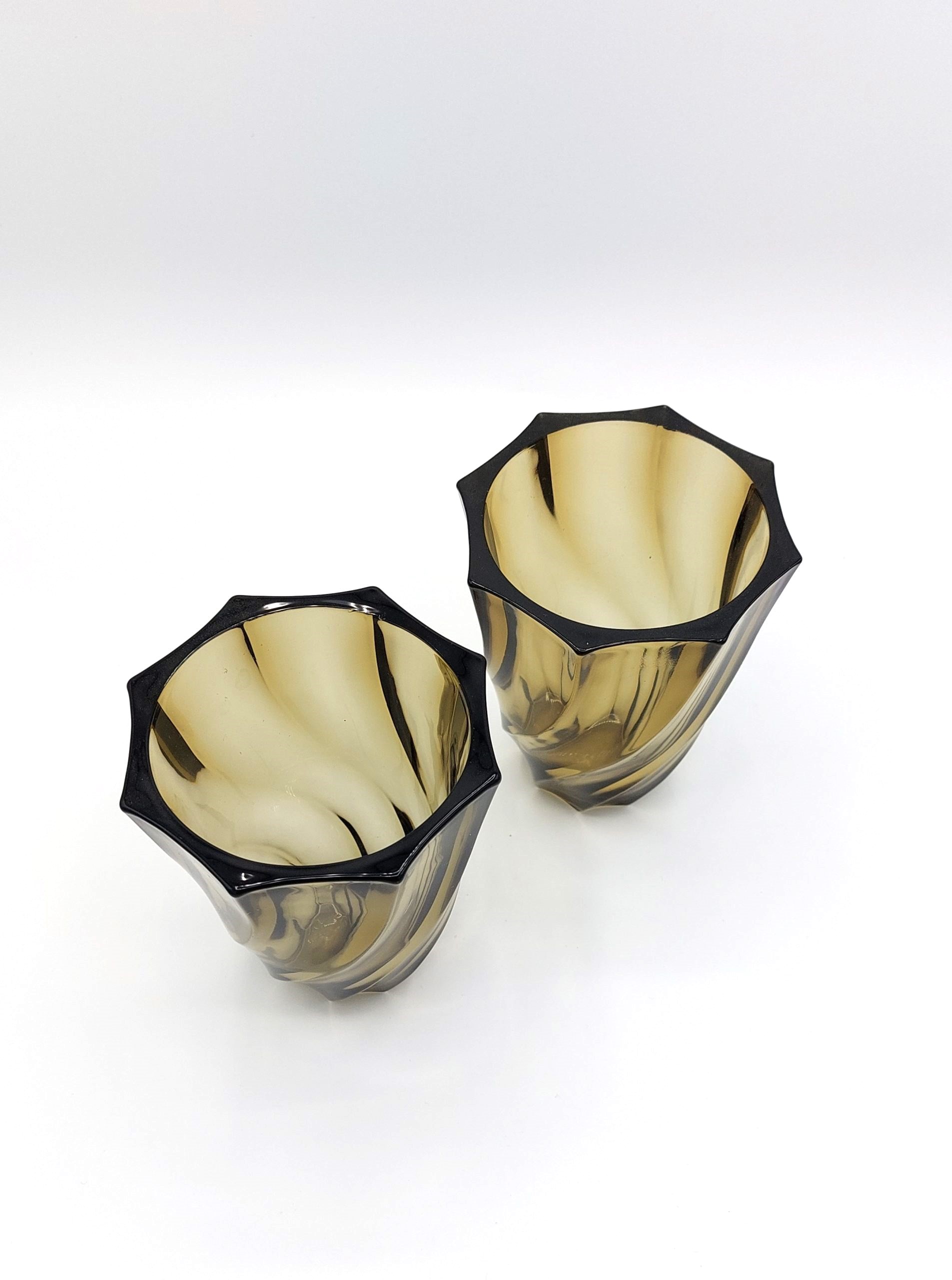 LOT DE 2 VASES VINTAGE EN VERRE FUME – Image 3