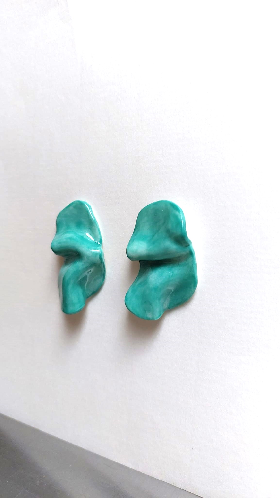 Boucles d'oreille porcelaine "Chips" turquoise – Image 2