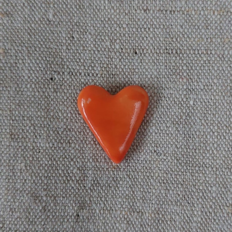 Pins porcelaine "Petit coeur" orange