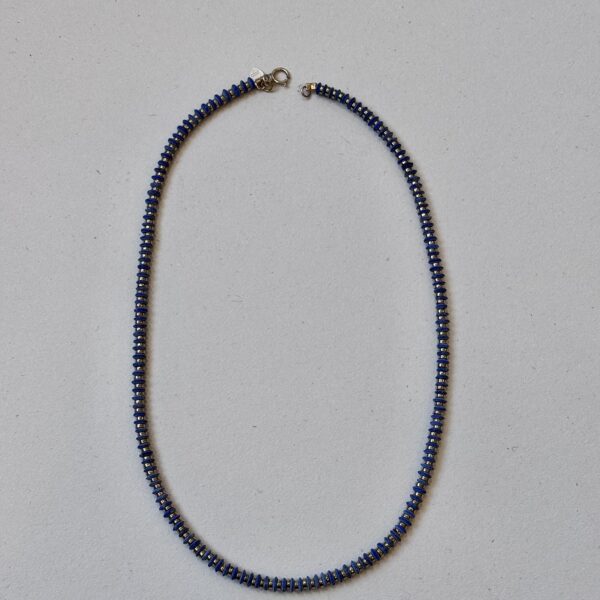 collier bleu