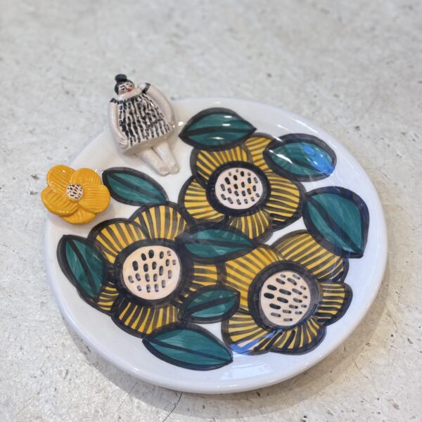 ASSIETTE EN CERAMIQUE FLEURS JAUNES BONNE FEMME GRISE